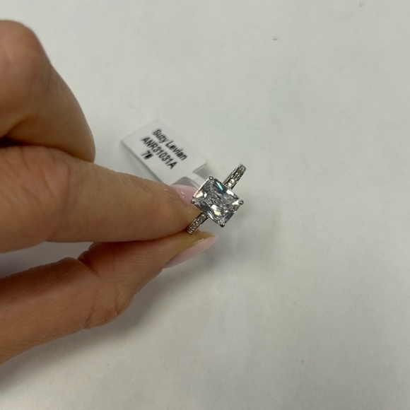 🔹️Suzy Levian Sterling Silver White Radiant Cut CZ Engagement Ring NWT Size #7 - Picture 3 of 5